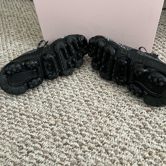 Nike Vapormax Flyknit Black and Gray Sneakers - Picture 5 of 6